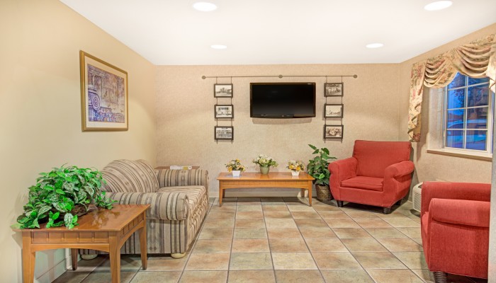 Welcome To Super 8 by Wyndham Sacramento Airport - Guest Lounge Area